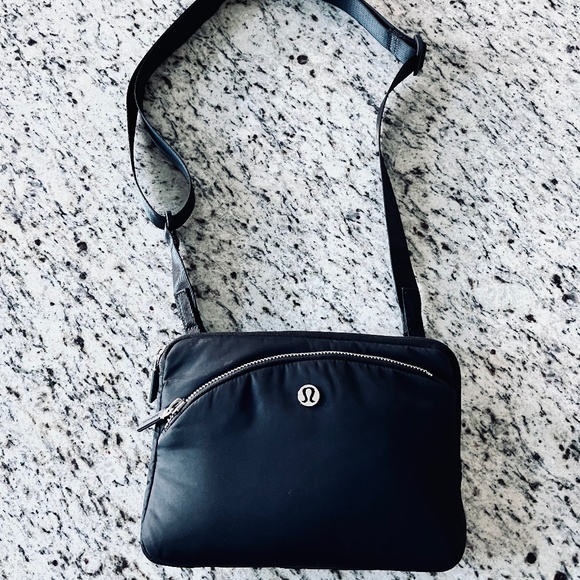 Lululemon Curved Lines Crossbody bag - Picture 1 of 3